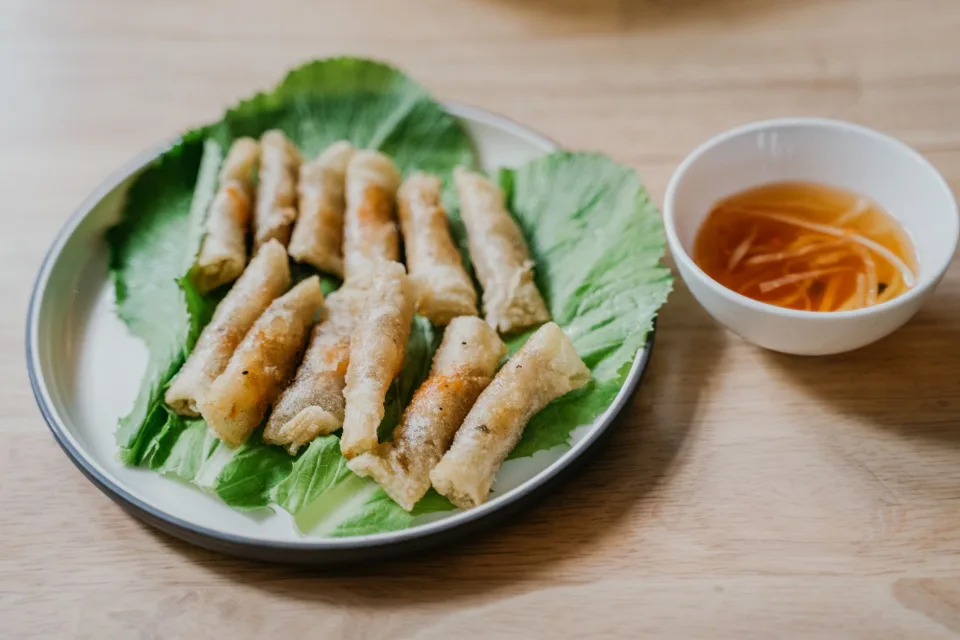 Phần cơm trưa gọn gàng, đủ món mặn canh rau — khách ăn xong