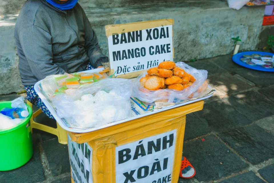 Tô bún nóng, nước dùng trong — khách ăn hết sạch