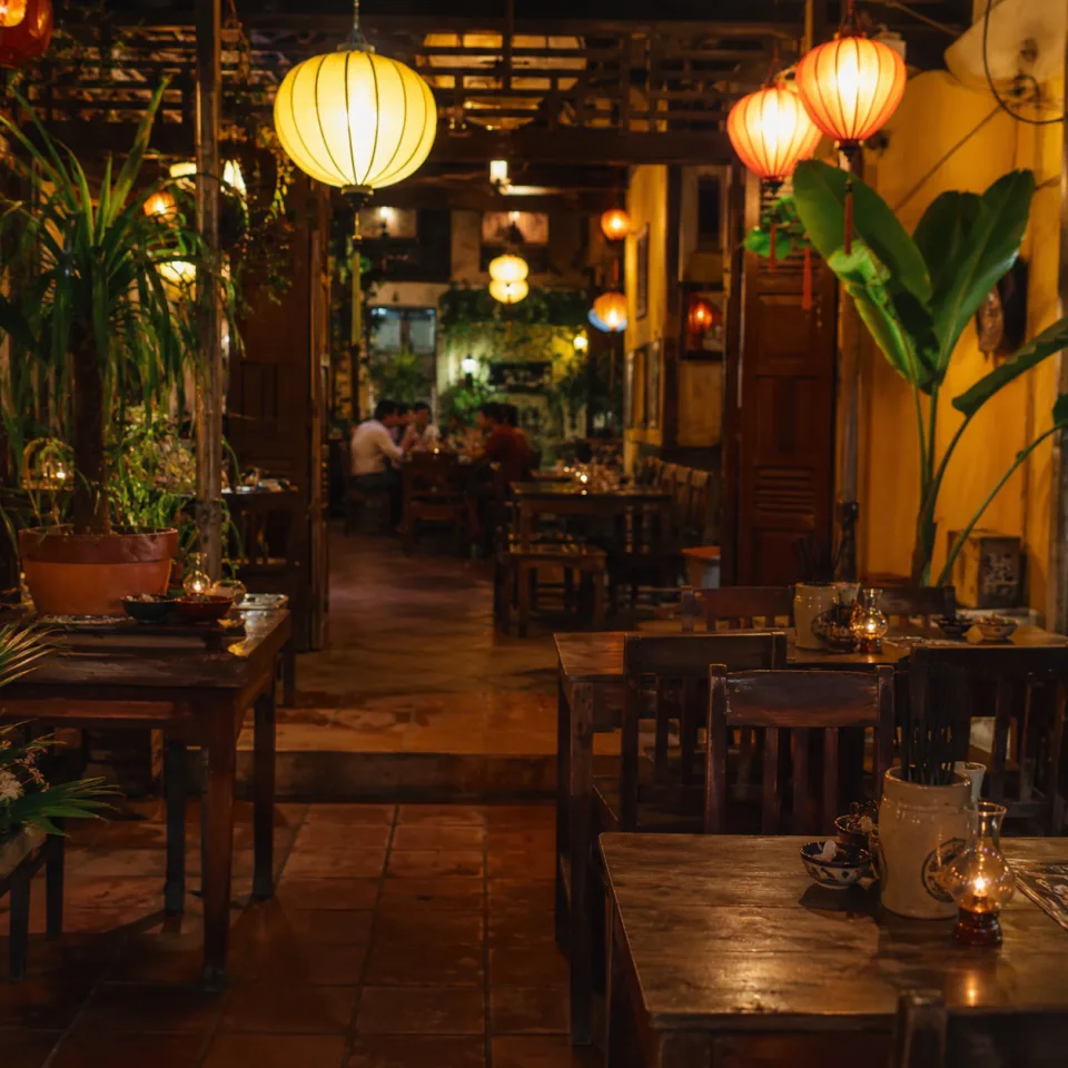 Tô bún nóng, nước dùng trong — lúc mới bưng ra